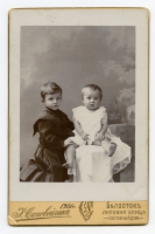 Portret dwójki dzieci, zdjęcie wykonano w atelier fotograficznym, ul. Częstochowska 1, Białystok, 1901 r. Fot. Zakład fotograficzny "Sołowiejczykowie"