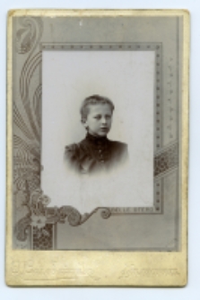 Portret dziewczynki, zdjęcie wykonano w atelier fotograficznym, ul. Częstochowska 1, Białystok, 1901 r. Fot. Zakład fotograficzny "Sołowiejczykowie"
