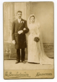 Portret ślubny, zdjęcie wykonano w atelier fotograficznym, Białystok, 1885-1939 r. Fot. Zakład fotograficzny "Sołowiejczykowie"