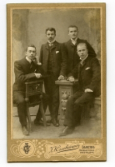 Portret czterech mężczyzn, zdjęcie wykonano w atelier fotograficznym, ul. Częstochowska 1, Białystok, 1895-1919 r. Fot. Zakład fotograficzny "Sołowiejczykowie"