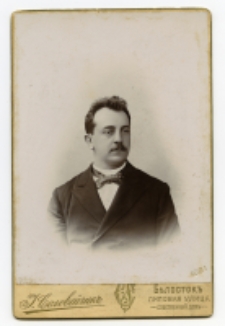 Portret mężczyny, zdjęcie wykonano w atelier fotograficznym, Białystok, 1885-1939 r. Fot. Zakład fotograficzny "Sołowiejczykowie"