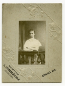 Portret kobiety, zdjęcie wykonano w atelier fotograficznym, Białystok, 1885-1939 r. Fot. Zakład fotograficzny "Sołowiejczykowie"