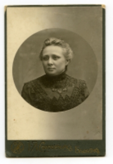 Portret kobiety, zdjęcie wykonano w atelier fotograficznym, Białystok, 1885-1939 r. Fot. Zakład fotograficzny "Sołowiejczykowie"