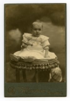 Portret dziecka, zdjęcie wykonano w atelier fotograficznym, Białystok, 1885-1939 r. Fot. Zakład fotograficzny "Sołowiejczykowie"