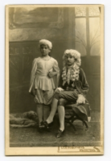Portret chłopca i dziewczynki w przebraniach, zdjęcie wykonano w atelier fotograficznym, Białystok, 1885-1939 r. Fot. Zakład fotograficzny "Sołowiejczykowie"