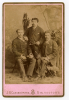 Portret trzech mężczyzn, zdjęcie wykonano w atelier fotograficznym, Rynek Kościuszki 5, Białystok, 1885-1895 r. Fot. Zakład fotograficzny "Sołowiejczykowie"