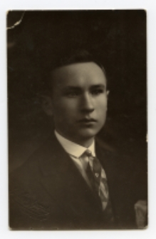 Portret mężczyzny, zdjęcie wykonano w atelier fotograficznym, ul. Częstochowska 9, Białystok, 1919-1939 r. Fot. Zakład fotograficzny "Sołowiejczykowie"