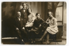 Portret rodzinny, zdjęcie wykonano w atelier fotograficznym, ul. Częstochowska 9, Białystok, 1919-1939 r. Fot. Zakład fotograficzny "Sołowiejczykowie"