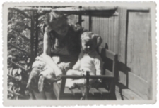 Nina Maksimiuk z c&oacute;rką Marią w ogrodzie, ul. Pr&oacute;żna 2, Białystok, lata 50. XX w.