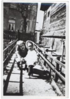 Matka z c&oacute;rką w ogrodzie, ul. Pr&oacute;żna 2, Białystok, 1976 r.