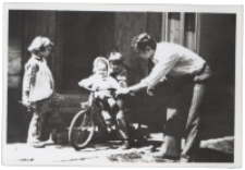 Dzieci na roweże, ul. Pr&oacute;żna 2, Białystok, 1976 r.