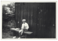 Dziewczynka na ławce przed domem, ul. Pr&oacute;żna 2, Białystok, 1972 r.