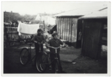 Chłopcy z rowerami, ul. Pr&oacute;żna 2, Białystok, 1972 r.