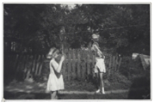 Dziewczynki grające w badmintona, ul. Słonimska 42, Białystok, lata 70-80. XX w.
