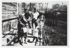 Zdjęcie rodzinne przed domem, ul. Pr&oacute;żna 2, Białystok, 1972 r.