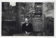 Roman Maksimiuk przed domem, ul. Pr&oacute;żna 2, Białystok, lata 80. XX w.
