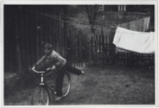 Chłopiec na rowerze, ul. Pr&oacute;żna 2, Białystok, 1972 r.