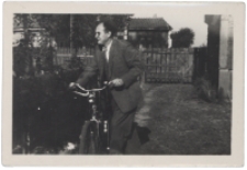 Roman Maksimiuk na rowerze, ul. Słonimska 42, Białystok, lata 50-60. XX w.
