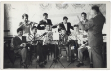 Szkolny zesp&oacute;ł muzyczne prowadzony przez Romana Maksimiuka, Białystok, lata 50-60. XX w.