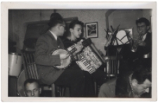 Szkolny zesp&oacute;ł muzyczny prowadzony przez Romana Maksimiuka, Białystok, lata 50-60. XX w.