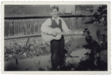 Mężczyzna z gitarą, ul. Pr&oacute;żna 2, Białystok, lata 70. XX w.
