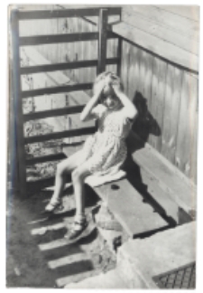 Dziecko na ławce przed domem, ul. Pr&oacute;żna 2, Białystok, 1972 r.