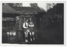 Dziewczynki na przydomowym podw&oacute;rzu, ul. Pr&oacute;żna 2, Białystok, 1972 r.