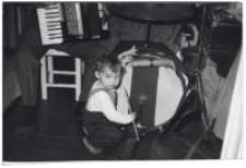 Chłopiec grający na perkusji, ul. Pr&oacute;żna 2, Białystok, druga połowa lat 80. XX w.