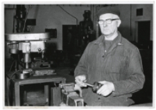 Marian Jerzy Łukjaniuk, ślusarz, wydział doświadczalny Fabryki Przyrząd&oacute;w i Uchwyt&oacute;w, ul. Łąkowa 3, Białystok, 1980 r.