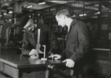 Marian Jerzy Łukjaniuk (po lewej), ślusarz wydział doświadczalny (hala 1 C), z synem inż. Mironem Mirosławem Łukjaniukiem (po prawej), ul. Łąkowa 3, Białystok, około 1977 r.