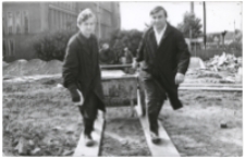 Miron Mirosław Łukjaniuk i A. Bajguz w czasie pracy sapołecznej podczas budowy nieistniejącej już hali 1C, Fabryka Przyrządów i Uchwytów, ul. Łąkowa 3, Białystok, lata 60-70. XX w.