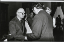 Wręczenie nagrody Marianowi Jerzemu Łukjaniukowi jako byłemu zasłużonemu pracownikowi Fabryki Przyrządów i Uchwytów, ul. Łąkowa 3, Białystok, około 1984 r.