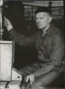 Marian Jerzy Łukjaniuk przy jednej z maszyn w Fabryce Przyrząd&oacute;w i Uchwyt&oacute;w, ul. Łąkowa 3, Białystok, lata 60-70. XX w.