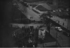 Marsz ludzi związanych z Solidarnością w celu złożenia kwiatów pod prosektorium gdzie przechowywano ciało ks. Jerzego Popiełuszki, ul. Waszyngtona, 2 listopada 1984 r.