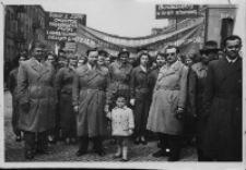 Pracownicy Fabryki Przyrządów i Uchwytów na pochodzie z okazji święta 1 maja, na czele dyrekcja zakładu, Białystok, 1 maj 1960 r.