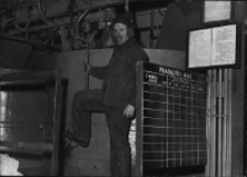Teodor Sołowiej w trakcie pracy w odlewni w Fabryce Przyrząd&oacute;w i Uchwyt&oacute;w, ul. Łąkowa 3, Białystok, lata 70. XX w.