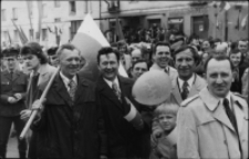 Pracownicy Fabryki Przyrząd&oacute;w i Uchwyt&oacute;w na pochodzie z okazji święta 1 Maja, Białystok, 1975 r.
