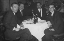 Pracownicy odlewni w Fabryce Przyrząd&oacute;w i Uchwyt&oacute;w, bal z okazji Dnia Metalowca, ul. Łąkowa 3, Białystok, 1978 r.