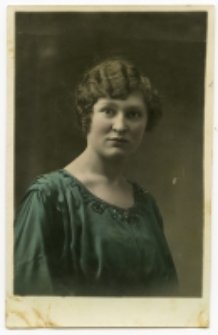 Portret kobiety, zdjęcie wykonano w atelier fotograficznym, ul. Sienkiewicza 20, Białystok, XX w. Fot. Zakład Fotograficzny W. Szapiro