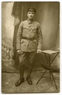 Portret żołnierza, zdjęcie wykonano w atelier fotograficznym, ul. Sienkiewicza 20, Białystok, XX w. Fot. Zakład Fotograficzny W. Szapiro