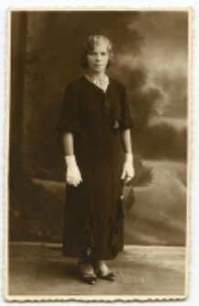 Portret kobiety, zdjęcie wykonano w atelier fotograficznym, ul. Lipowa 27, Białystok, 1 wrzesień 1935 r. Fot. Zakład Fotograficzny Szymborskich