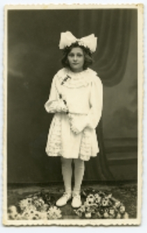 Portret dziewczynki z okazji pierwszej komunii świętej, zdjęcie wykonano w atelier fotograficznym, ul. Lipowa 27, Białystok, 1919-1939 r. Fot. Zakład Fotograficzny Szymborskich