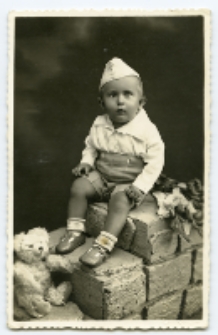 Portret chłopca, zdjęcie wykonano w atelier fotograficznym, ul. Lipowa 27, Białystok, 1938 r. Fot. Zakład Fotograficzny Szymborskich