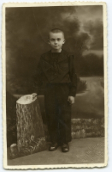 Portret chłopca, zdjęcie wykonano w atelier fotograficznym, ul. Lipowa 27, Białystok, 1919-1939 r. Fot. Zakład Fotograficzny Szymborskich