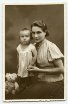 Portret kobiety z dzieckiem, zdjęcie wykonano w atelier fotograficznym, ul. Lipowa 27, Białystok, 1919-1939 r. Fot. Zakład Fotograficzny Szymborskich