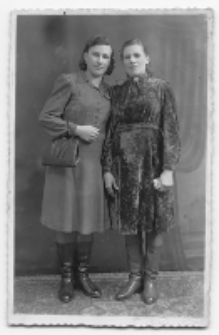 Portret dwóch kobiet, zdjęcie wykonano w atelier fotograficznym, ul. Lipowa 27, Białystok, 1919-1939 r. Fot. Zakład Fotograficzny Szymborskich