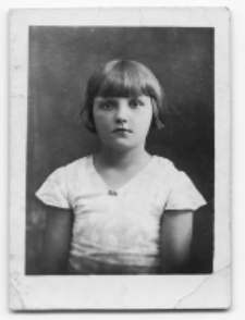 Portret dziewczynki, zdjęcie wykonano w atelier fotograficznym, ul. Lipowa 27, Białystok, 1919-1950 r. Fot. Zakład Fotograficzny Szymborskich