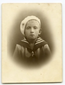 Portret chłopca, zdjęcie wykonano w atelier fotograficznym, ul. Lipowa 27, Białystok, 1919-1950 r. Fot. Zakład Fotograficzny Szymborskich