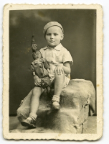 Portret chłopca, zdjęcie wykonano w atelier fotograficznym, ul. Lipowa 27, Białystok, 1941 r. Fot. Zakład Fotograficzny Szymborskich
