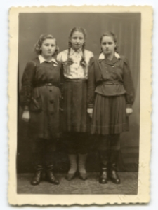 Portret trzech kobiet, zdjęcie wykonano w atelier fotograficznym, ul. Lipowa 27, Białystok, 1947 r. Fot. Zakład Fotograficzny Szymborskich